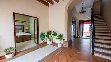 #11 Habitación individual básica, 1 cama King size, baño privado, planta baja