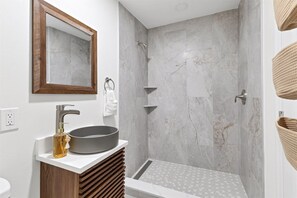 Douche, serviettes fournies, papier toilette