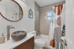 Dusche, Handtücher, Toilettenpapier