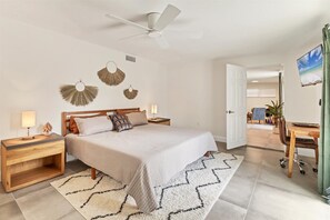 3 soverom, skrivebord, strykejern/-brett og reiseseng for barn