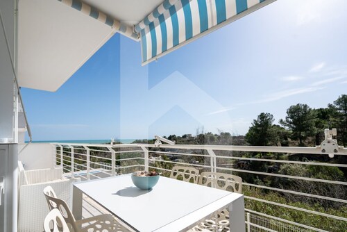 In an enchanting location, in a residential neighborhood a stone's throw from the city center and directly in the territory of the Marine Protected Area Torre del Cerrano, the I Gabbiani residence will offer you a relaxing holiday. The three-room apart