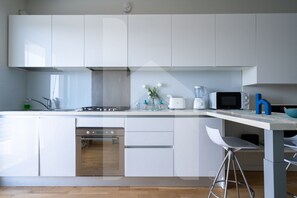 Fridge, oven, stovetop, dishwasher