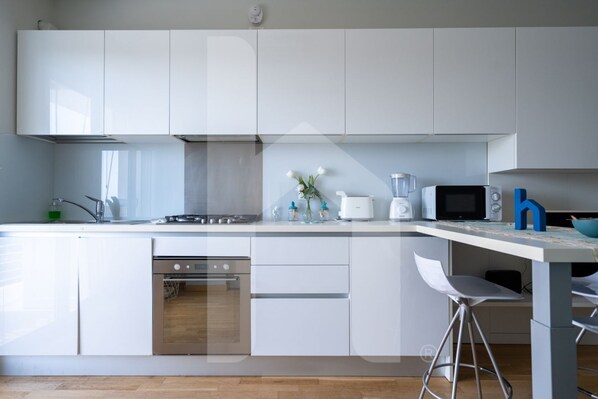 Fridge, oven, stovetop, dishwasher