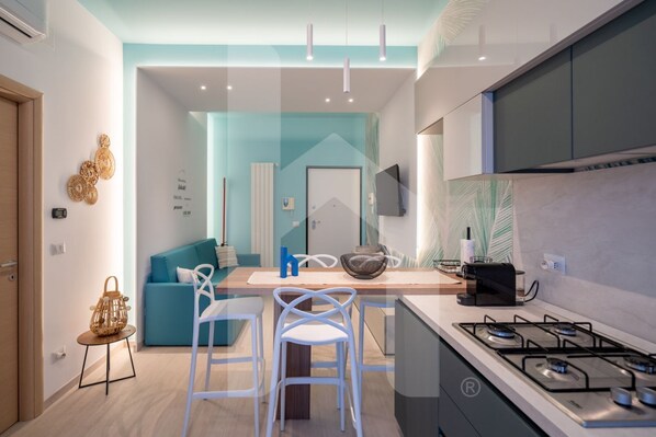 Fridge, oven, stovetop, dishwasher