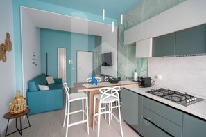 ثلاجة، فرن، موقد طهي مسطح، غسالة أطباق