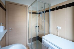 Een douche, een bidet, handdoeken