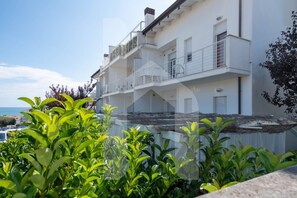 Unclassified image, 4 of 22, button