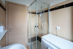Shower, bidet, towels