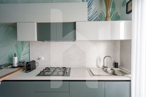 ثلاجة، فرن، موقد طهي مسطح، غسالة أطباق