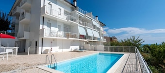 In an enchanting location, in a residential neighborhood a stone's throw from the city center and directly in the territory of the Marine Protected Area Torre del Cerrano, the I Gabbiani residence will offer you a relaxing holiday. The three-room apart