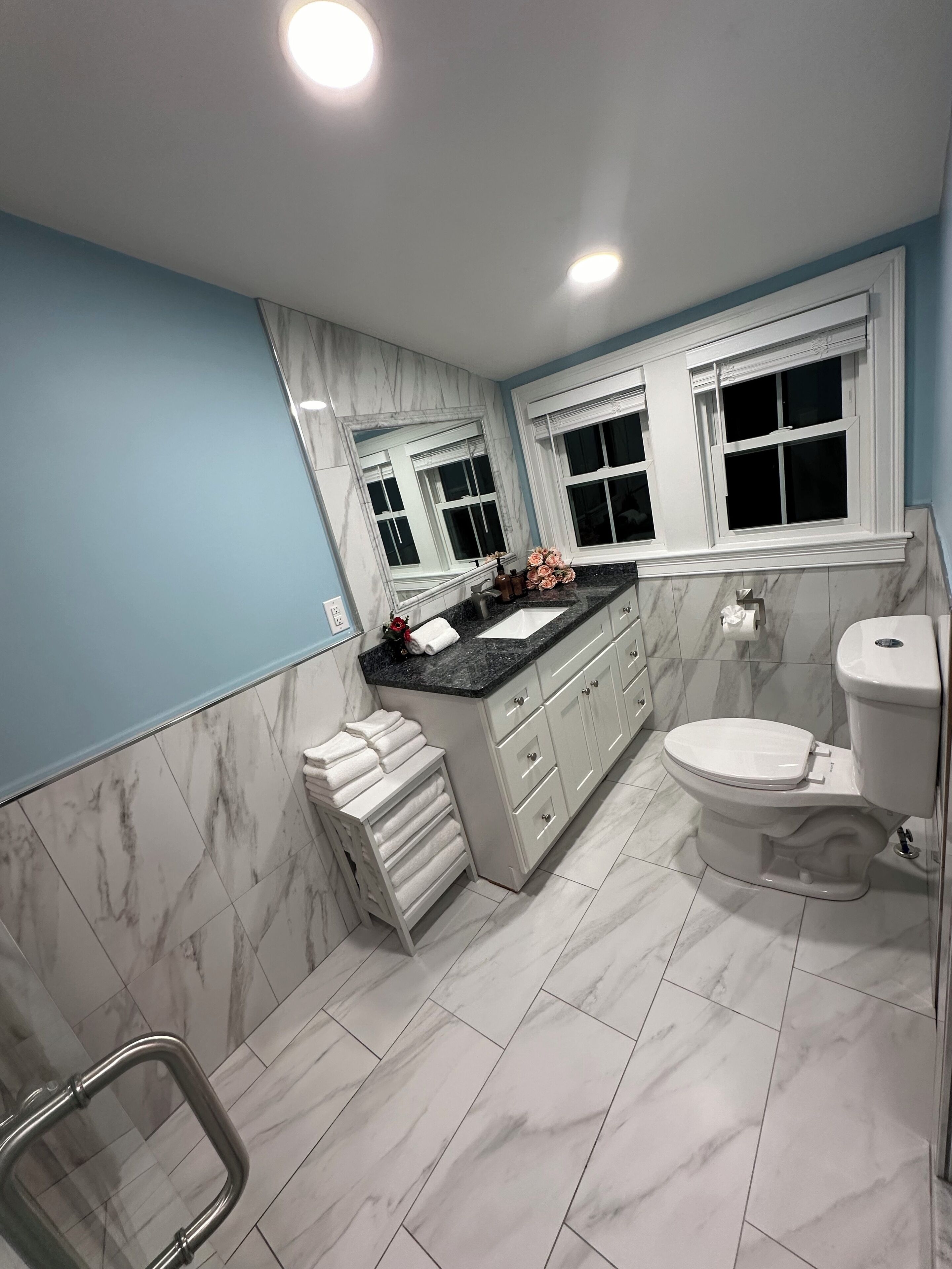 Chuveiro, secador de cabelo, toalhas de banho, sabonete