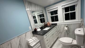 Chuveiro, secador de cabelo, toalhas de banho, sabonete