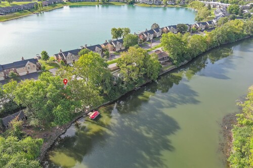 Serene Broadripple Cabin on the RIVER, Hot tub! Amazing deck and view