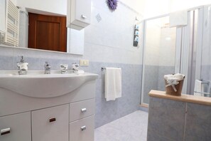Douche, sèche-cheveux, bidet, serviettes fournies