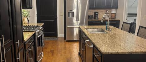 雪櫃、微波爐、焗爐、爐具