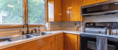 Geladeira, micro-ondas, fogão, cooktop