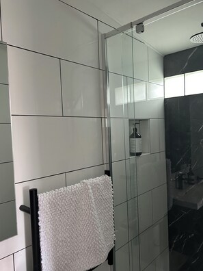 Dusche, Haartrockner, Handtücher, Seife