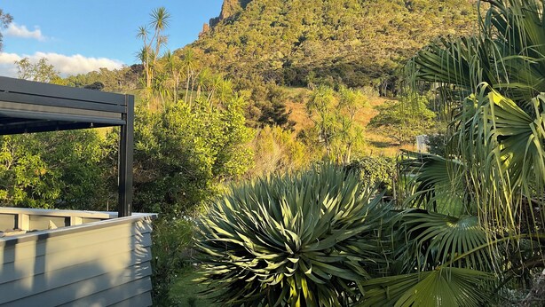 Un patio con vistas a un paisaje montañoso.