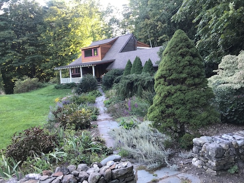 Tranquil 2-bedroom house with woodland and pasture views in Great Barrington