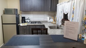 Coffee/tea maker, fridge, microwave, stovetop