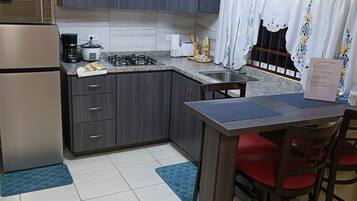 Réfrigérateur, micro-ondes, plaque de cuisson, cafetiÚre/bouilloire