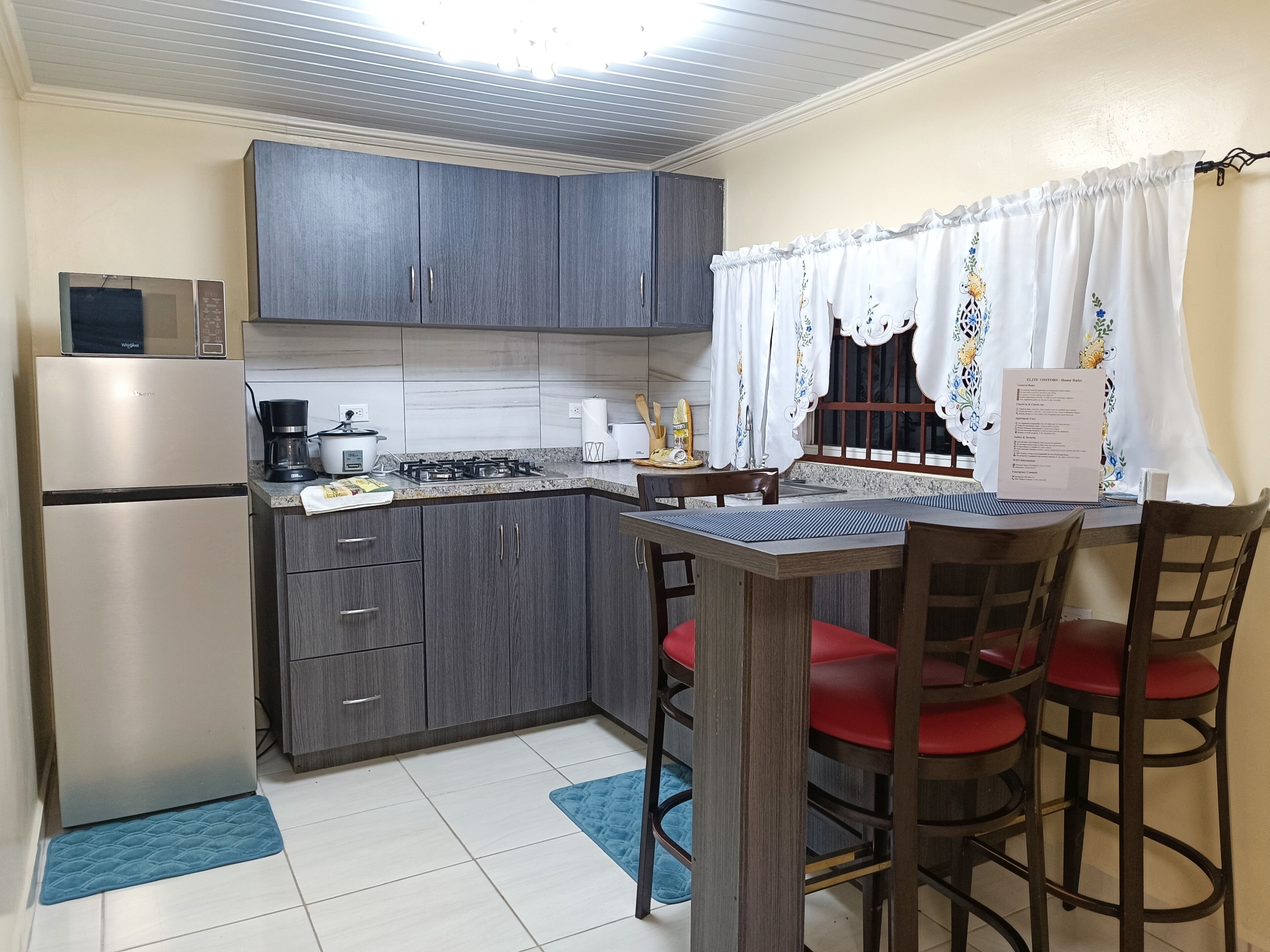 Réfrigérateur, micro-ondes, plaque de cuisson, cafetière/bouilloire