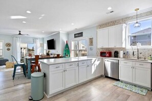 ثلاجة، ميكروويف، فرن، موقد طهي مسطح