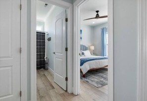 4 عدّة غرف نوم ومكتب ومكواة/لوح كي وسرير سفر