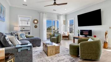 Smart-tv, een open haard en boeken