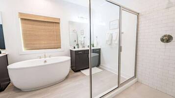 Een douche, een haardroger, shampoo