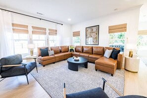 Smart TV, chimenea, videojuegos, libros