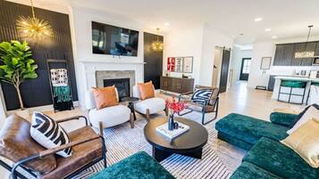 Älytelevisio, takka, videopelejä, pöytätennispöytä