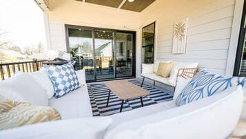 Älytelevisio, takka, videopelejä, pöytätennispöytä