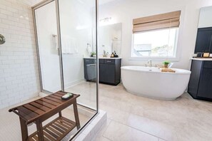 Een douche, een haardroger, shampoo