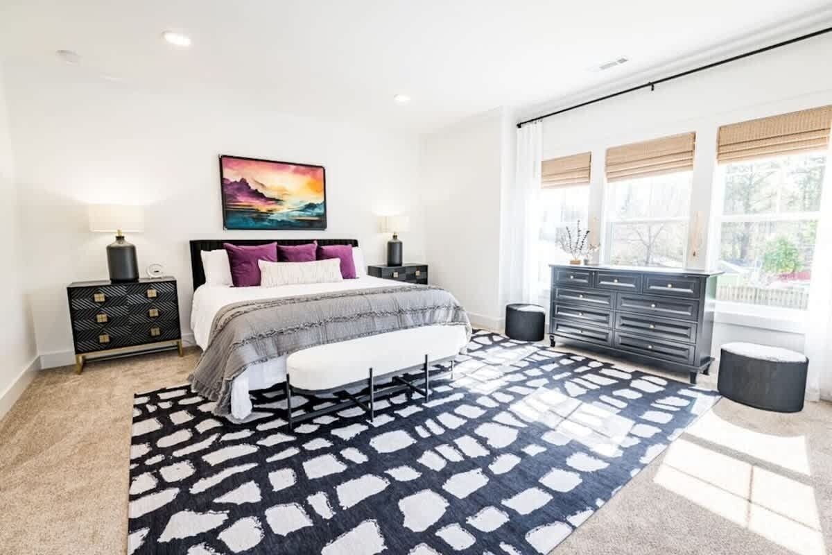 4 slaapkamers, een bureau, een strijkplank/strijkijzer, reisbedje