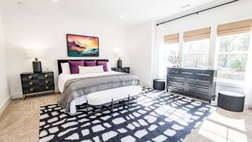 4 slaapkamers, een bureau, een strijkplank/strijkijzer, reisbedje