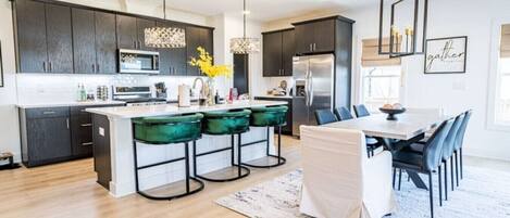 Køleskab, mikrobølgeovn, ovn, kogeplade