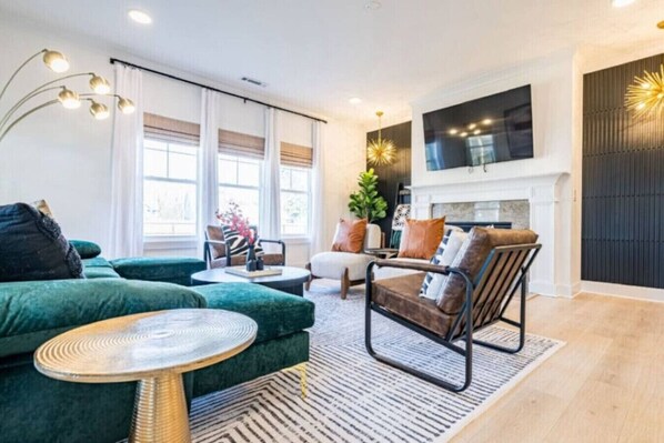 Téléviseur connecté, foyer, jeux vidéo, table de ping-pong