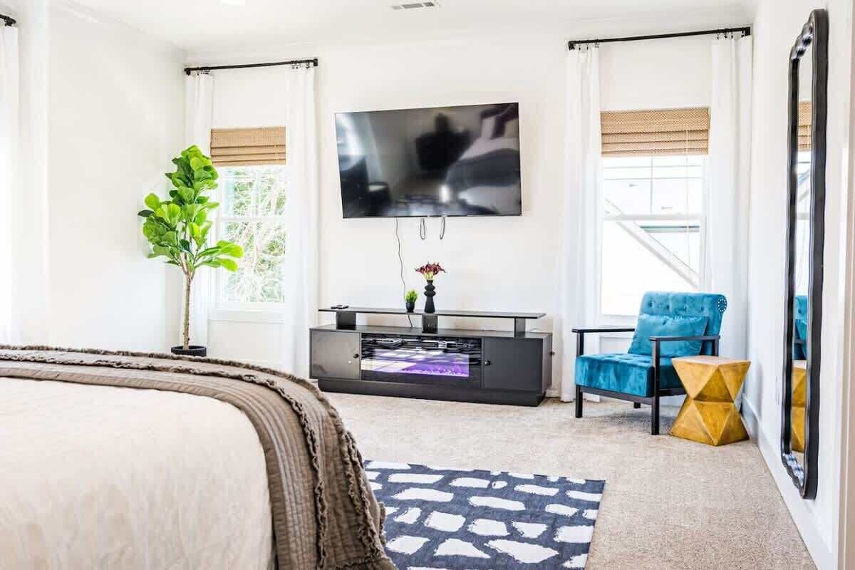 4 bedrooms, desk, iron/ironing board, travel cot