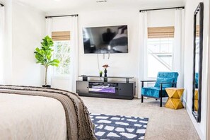 4 habitaciones, escritorio y tabla de planchar con plancha 