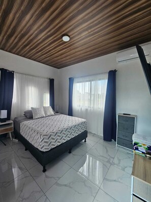 2 makuuhuonetta, työpöytä, ilmainen Wi-Fi