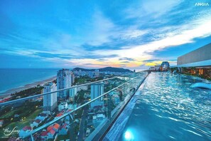 2 outdoor pools, open 6:00 AM to 9:00 PM, pool loungers - The Song Vung Tau An An Homestay (Ho Chi Minh City)