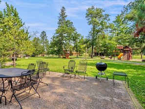 Outdoor dining - Lakeview Home with Dock on the Whitefish Chain, Outdoor Pool, Pickleball & More (Pequot Lakes)