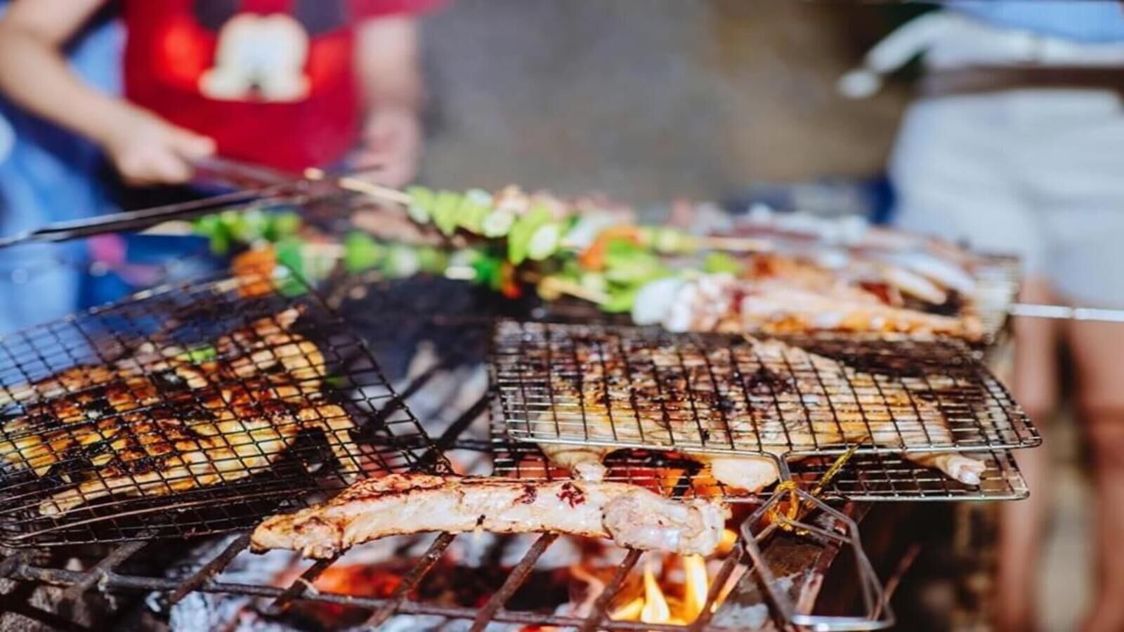 Een barbecue met verschillende vleessoorten die worden bereid.
