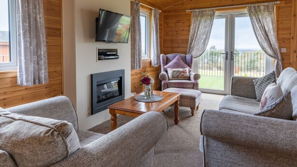 Una sala de estar acogedora con chimenea, asientos cómodos y televisión.