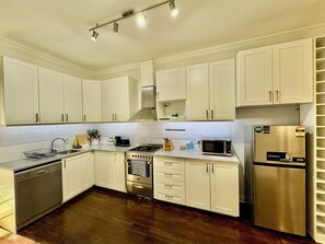 Kjøleskap, mikrobølgeovn, ovn og kaffetrakter/tekoker