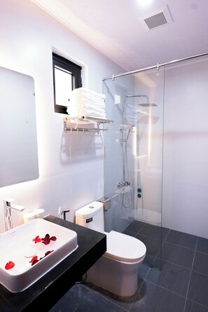 Artículos de higiene personal gratuitos, secador de pelo y toallas