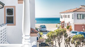 Ein Küstengebäude mit Blick auf Strand und Meer.