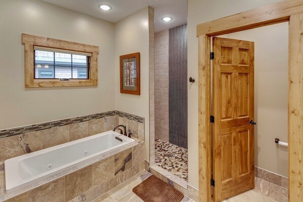Shower, jetted tub, hair dryer, towels - Lakeview Home with Dock on the Whitefish Chain, Outdoor Pool, Pickleball & More (Pequot Lakes)