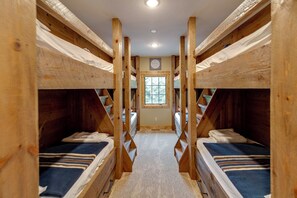 4 室のベッドルーム、旅行用ベビーベッド、WiFi、ベッドシーツ